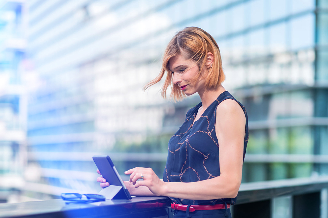 Woman_with_tablet.jpg