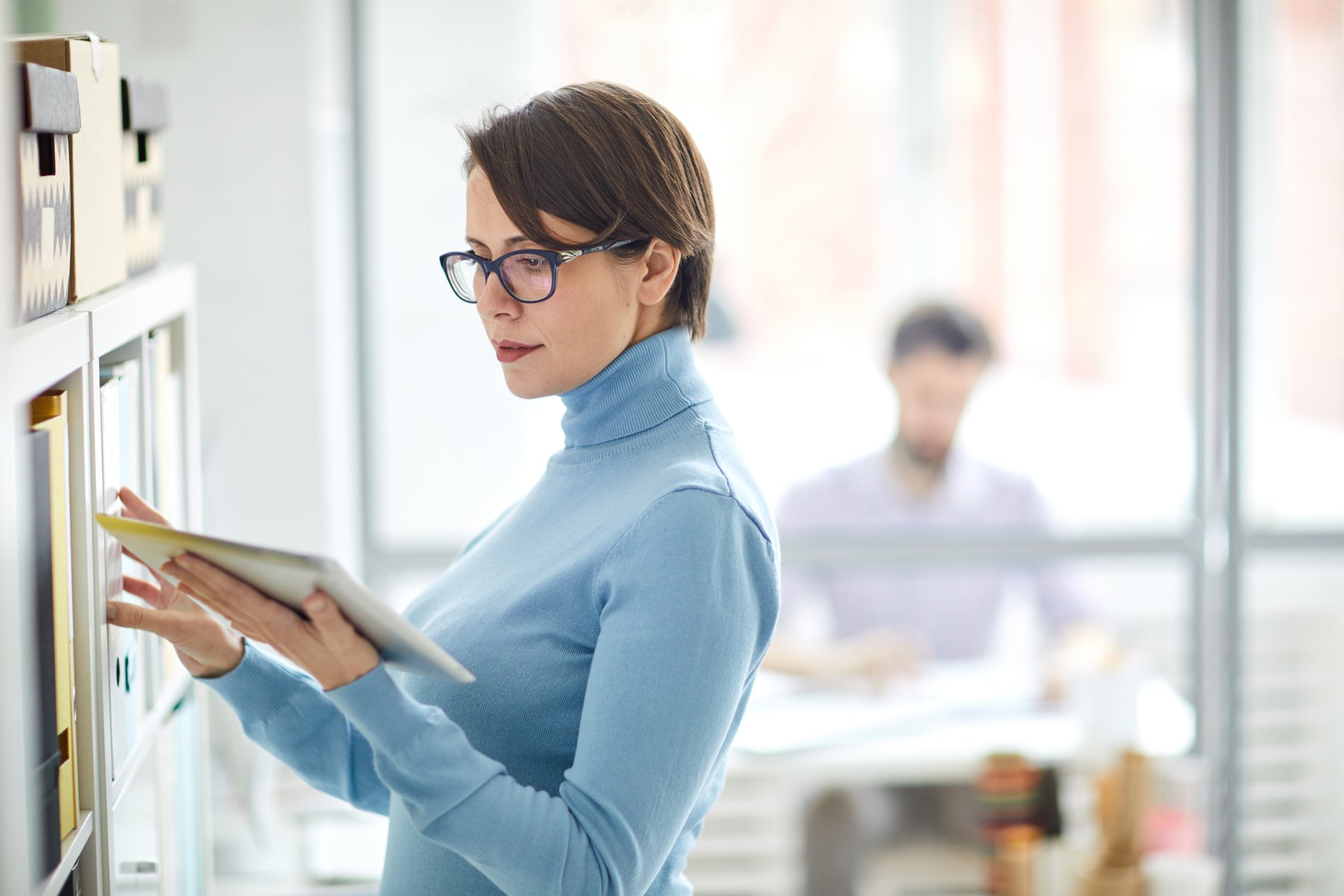 woman_documents_1920x500.jpg